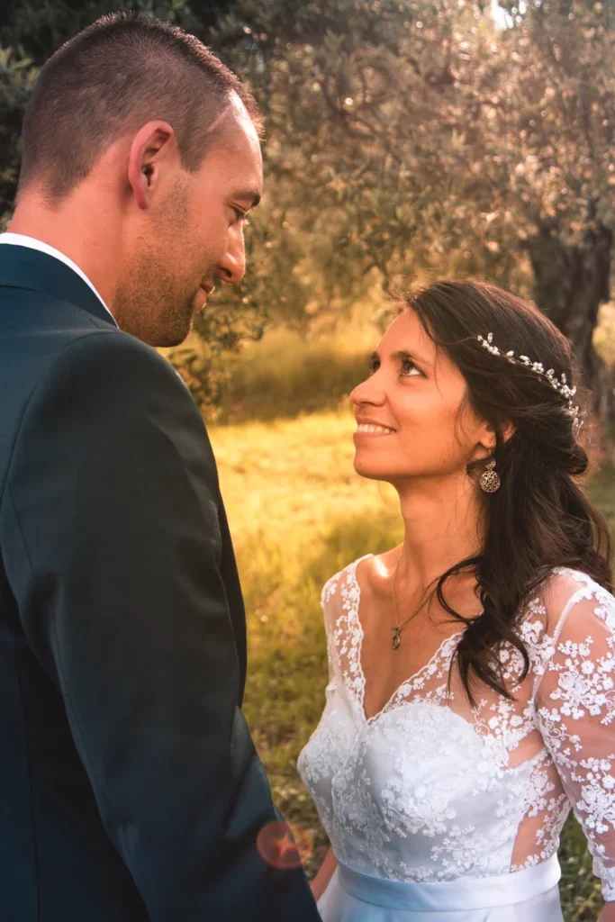 Photographe de mariage à Digne-les-Bains - Regard amoureux des mariés sous l'ombre d'un olivier, Alpes-de-Haute-Provence