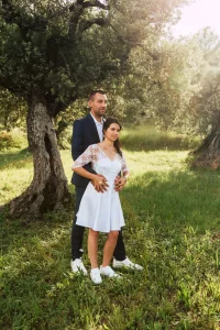 Photographe de mariage 04 - Séance de couple dans un champs d'olivier en Alpes-de-Haute-Provence, les mariés enlacés