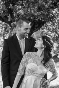 Photographe de mariage 04 - Regard complice des mariés sous un olivier en Provence pendant une séance photo en extérieur, Alpes-de-Haute-Provence