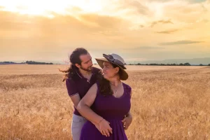 Photographe mariage 04 - Séance fiançailles d'un couple dans un champ de blé au coucher du soleil à Valensole, Alpes-de-Haute-Provence