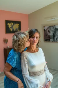 Photographe de mariage 04 - Dernier baiser d'une maman a sa fille a la fin des préparatifs, Alpes-de-Haute-Provence