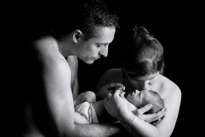 Photographie professionnelle d'un couple avec un nouveau né à digne-les-bains
