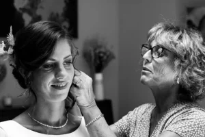 Photographe de mariage 04 - Une maman met les boucles d'oreilles à sa fille pendant les préparatifs du mariage en Alpes-de-Haute-Provence
