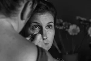Photographe de mariage 04 - Séance de maquillage de la mariée en noir et blanc, préparatifs de mariage en Alpes-de-Haute-Provence