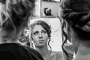 Photographe de mariage 04 - Refret de la mariée dans le miroir pendant ses préparatifs de mariage en Alpes-de-Haute-Provence