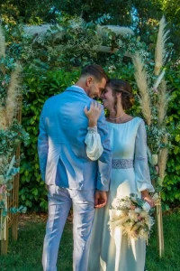 Photographe mariage Alpes-de-Haute-Provence - Cérémonie laïque devant une arche d'herbes de pampa et d'eucalyptus
