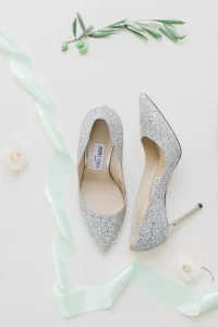 Escarpins de mariée Jimmy Choo argentés à paillettes, bouquet d'olivier et ruban vert pâle