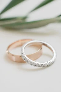 Photo des alliances et de l'olivier pendant les préparatifs de mariage en Provence - Photographie de mariage
