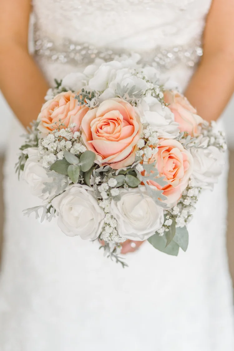 Photographe mariage Manosque - Détail précieux des alliances sur bouquet