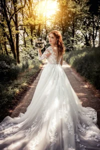 Photographe mariage Manosque 04 - Découpe pièce montée avec topper love doré Alpes-de-Haute-Provence PACA