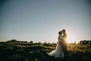 Photographe mariage Gréoux les bains 04 - Gros plan découpe pièce montée topper love et roses blanches Alpes-de-Haute-Provence PACA