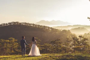 Photographe mariage Digne-les-Bains 04 - Mariés dos face aux montagnes au lever du soleil Alpes-de-Haute-Provence PACA