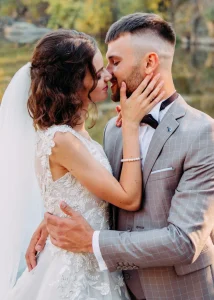 Photographe mariage Sisteron 04 - Baiser des mariés en extérieur Alpes-de-Haute-Provence PACA