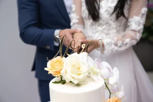 Photographe mariage Alpes-de-Haute-Provence 04 - Gros plan découpe gâteau mariés à Manosque et Digne-les-Bains PACA.