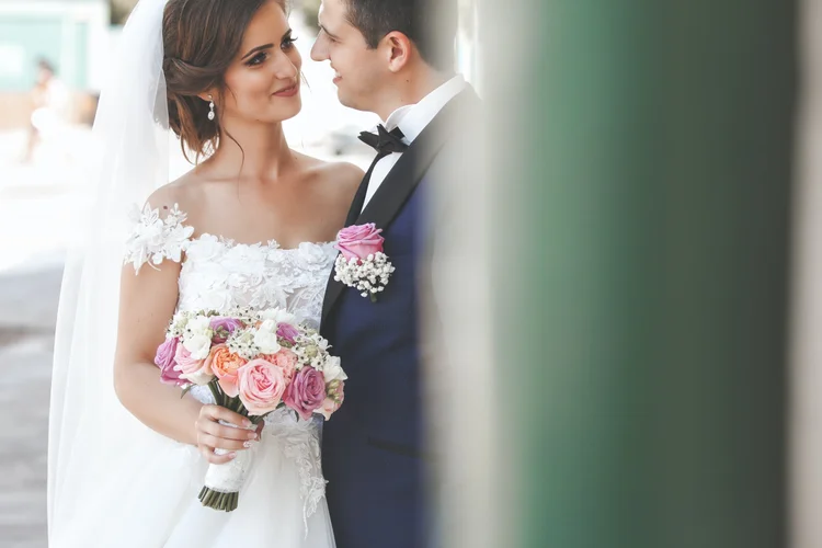 Photographe mariage Digne-les-Bains 04 - Portrait mariés avec bouquet de fleurs - Mariage Alpes-de-Haute-Provence PACA