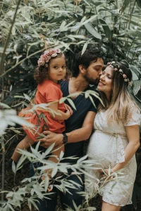 famille qui pose devant l'appareil photo d'un photographe professionnel dans les alpes de haute provence - couple heureux avec des fleurs sur la tete