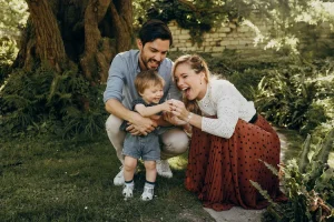 un couple heureux dans leurs jardin qui font découvrir la nature a leur petit enfant de deux ans - photographe professionnel Ins'Temps Photos - Paca