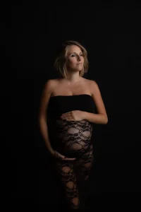 studio de photographe à domicile en lumière controler avec un maman enceinte