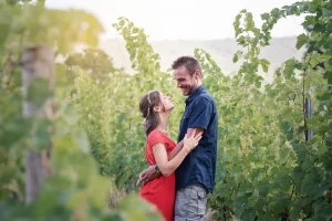 Couple qui se regarde amoureusement dans les vignes du var