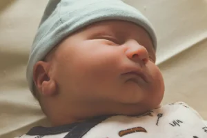 Photo en gros plan du visage d'un bébé qui vient de naitre il y a quelques heures - photo en maternité - paca