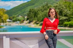 Pose d'une adolescente sur un ponton devant le plan d'eau dans le département 04