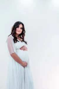femme enceinte qui pose devant l'objectif de geoffrey qui est photographe professionnel dans les alpes de haute provence - femme enceinte qui se tient le ventre