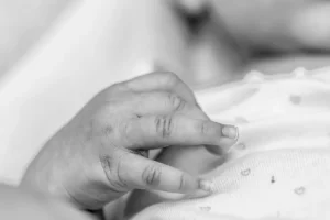 détail des mains de bébé prise en noir et blanc par un photogrpahe pro à sisteron