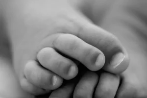 photo en gros plan des pieds d'un nouveau née - photographe de naissance dans les alpes de haute provence