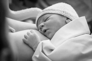bébé qui s'endort aprés avoir tété sa maman dans une chambre de naissance en région paca
