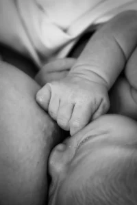 allaitement d'une maman a son bébé à la maternité de digne les bains département 04