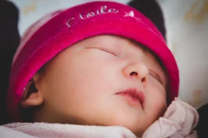 naissance d'un petit enfant qui dort dans sa nouvelle tenue confortable à la maternité de Digne les bains