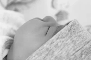 Bébé qui dort dans sa nouvelle chambre quelques heures après sa naissance