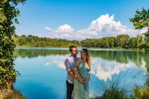 couple posant devant un lac en haute Provence pour une séance grossesse