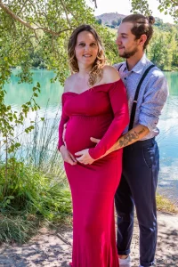 Monsieur regarde avec tendresse sa femme qui attends de donner la vie