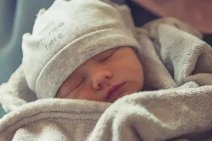 Bébé qui vient de naitre à la maternité de digne les baisn dans son cocon de laine