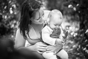 Maman et bébé découvre la nature au printemps