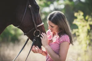 Femme avec son cheval devant un moment de complicité