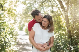 séance photo couple dans une foret en provence au coucher du soleil
