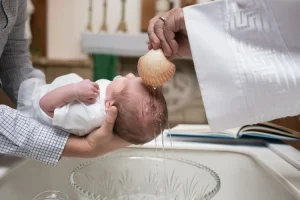 Enfant se faisant baptiser dans une église en Provence